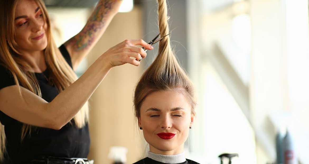 Mulher Tendo Seu Cabelo Cuidado